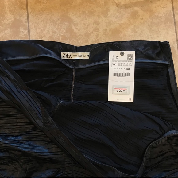 Gorgeous soft silky body hugging cute skirt - Picture 3 of 7